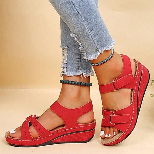 Give me wedge sandals in faux leather with ankle strap - Rød / EU 39 / UK 6